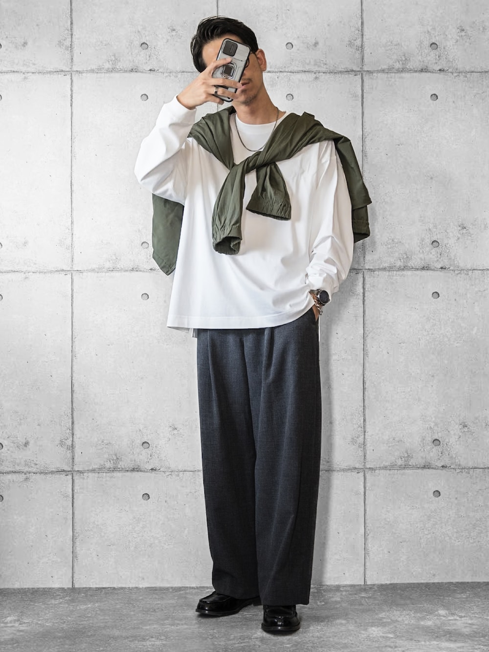 「アツいコーデ全部見せ、お出かけコーデ、秋服準備はじめました、秋コーデ、肩がけスタイル、ロンT、スラックス、ワイドパンツ、ローファー、ゆるコーデ、シンプルコーデ、ラフスタイル」｜「WYM LIDNMのEXTRA FINE COTTON SIDE SLIT BASIC L/S（Tシャツ/カットソー、ホワイト系）」を使った、しゅんたろーさん（メンズ・177cm）の夏コーディネートの1枚目の写真