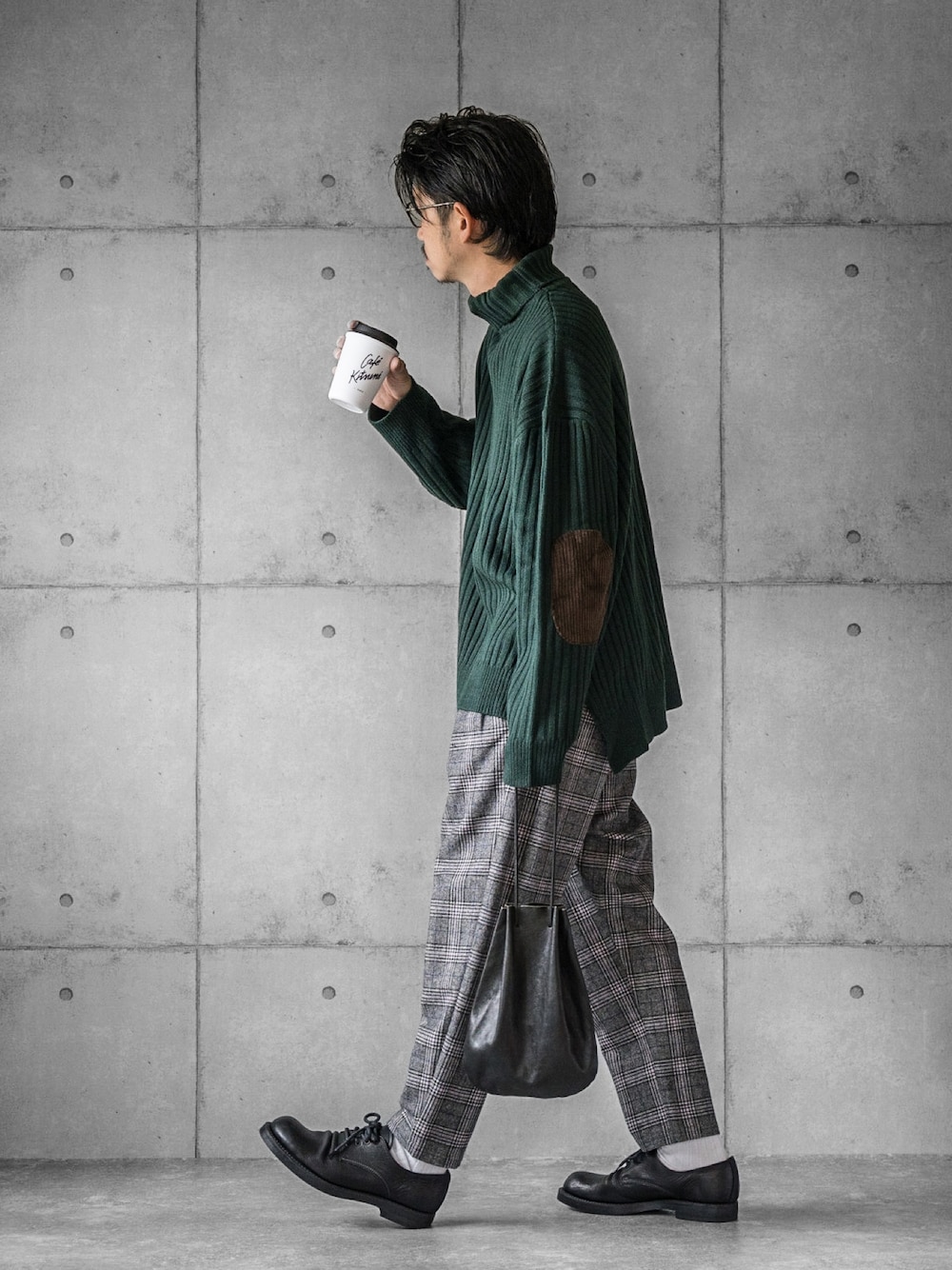 ブラック系のその他パンツ、ブラック系のショルダーバッグ、ブラック系のブーツを着用したメンズの秋コーディネートの1枚目の写真