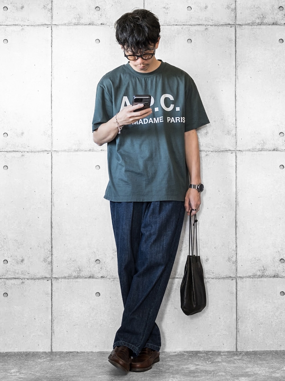「ロゴT、サングラス、Tシャツ、Tシャツ×デニム、ローファー、巾着バッグ、オトナカジュアル、大人カジュアル、グリーン、夏コーデ、夏だ！Tシャツ着よう！」｜「A.P.C.の《追加》【A.P.C. / アーペーセー】別注 オーバーサイズ ロゴプリント Tシャツ（Tシャツ/カットソー、グリーン系）」を使った、しゅんたろーさん（メンズ・177cm）の夏コーディネートの1枚目の写真
