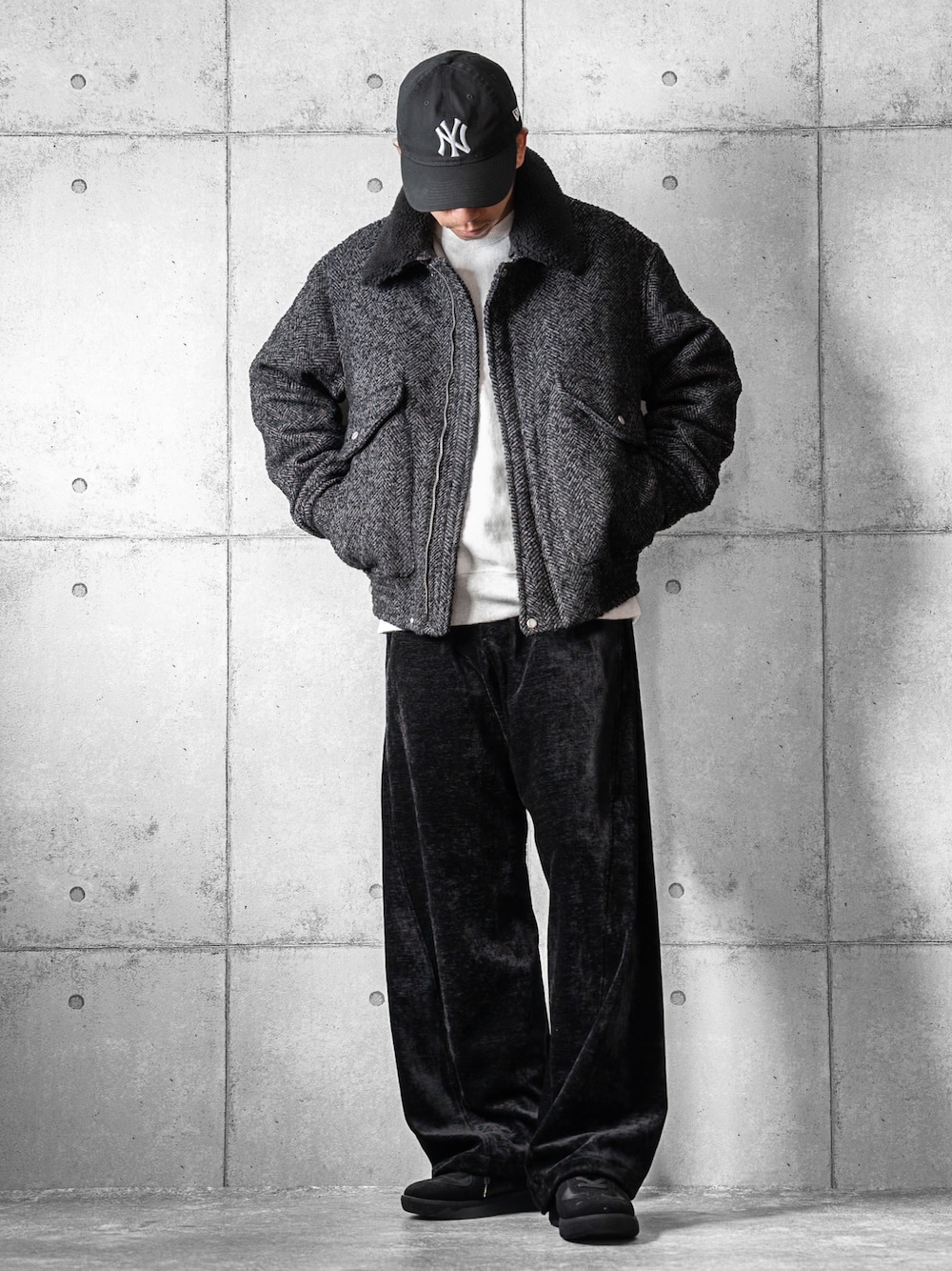 ブラック系のスニーカー、グレー系のブルゾン、ブラック系のその他パンツを着用したメンズの冬コーディネートの1枚目の写真