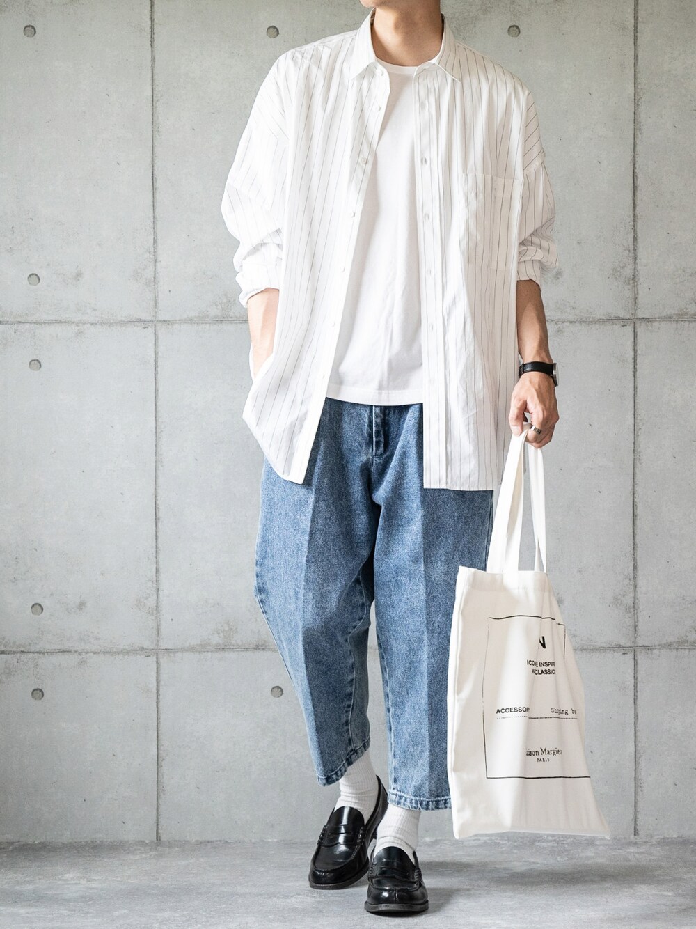 ブルー系のデニムパンツ、ホワイト系のトートバッグ、その他のシャツ/ブラウスを着用したメンズの夏コーディネートの1枚目の写真