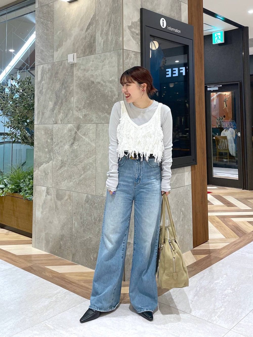 「低身長、着痩せ・細見え、差し色コーデ、JEANASIS、eL、デニムパンツ、パンプス、秋コーデ」｜「eLの【eL】Loose wide Denim Pants/246474（デニムパンツ、ブルー系）」を使った、yukiさん（レディース・155cm）の夏コーディネートの1枚目の写真