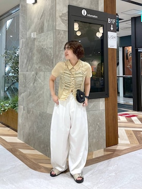 「JEANASIS（ジーナシス）のバックタックコクーンパンツ/663465（スラックス、ホワイト系）」を使った、yukiさん（レディース・155cm）の春コーディネート