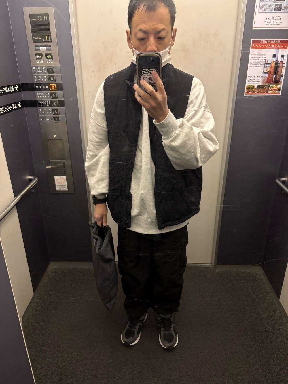 「NEW BALANCEのアイテム（スニーカー、ブラック系）」を使った、Daiさん（メンズ・168cm）の秋コーディネートの1枚目の写真