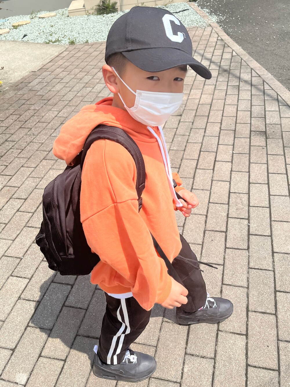 「休日スタイル、キッズファッション、男の子コーデ、キャップ、スニーカーコーデ、韓国子供服、プチプラ、リュック、ダンス、ダンスレッスン、ダンスキッズ」｜「NIKEのナイキ エア マックス 90 トグル キッズシューズ / スニーカー/ Nike Air Max 90 Toggle Little Kids' Shoes（スニーカー、ブラック系）」を使った、OKOTAさん（キッズ・110cm）の春コーディネートの1枚目の写真
