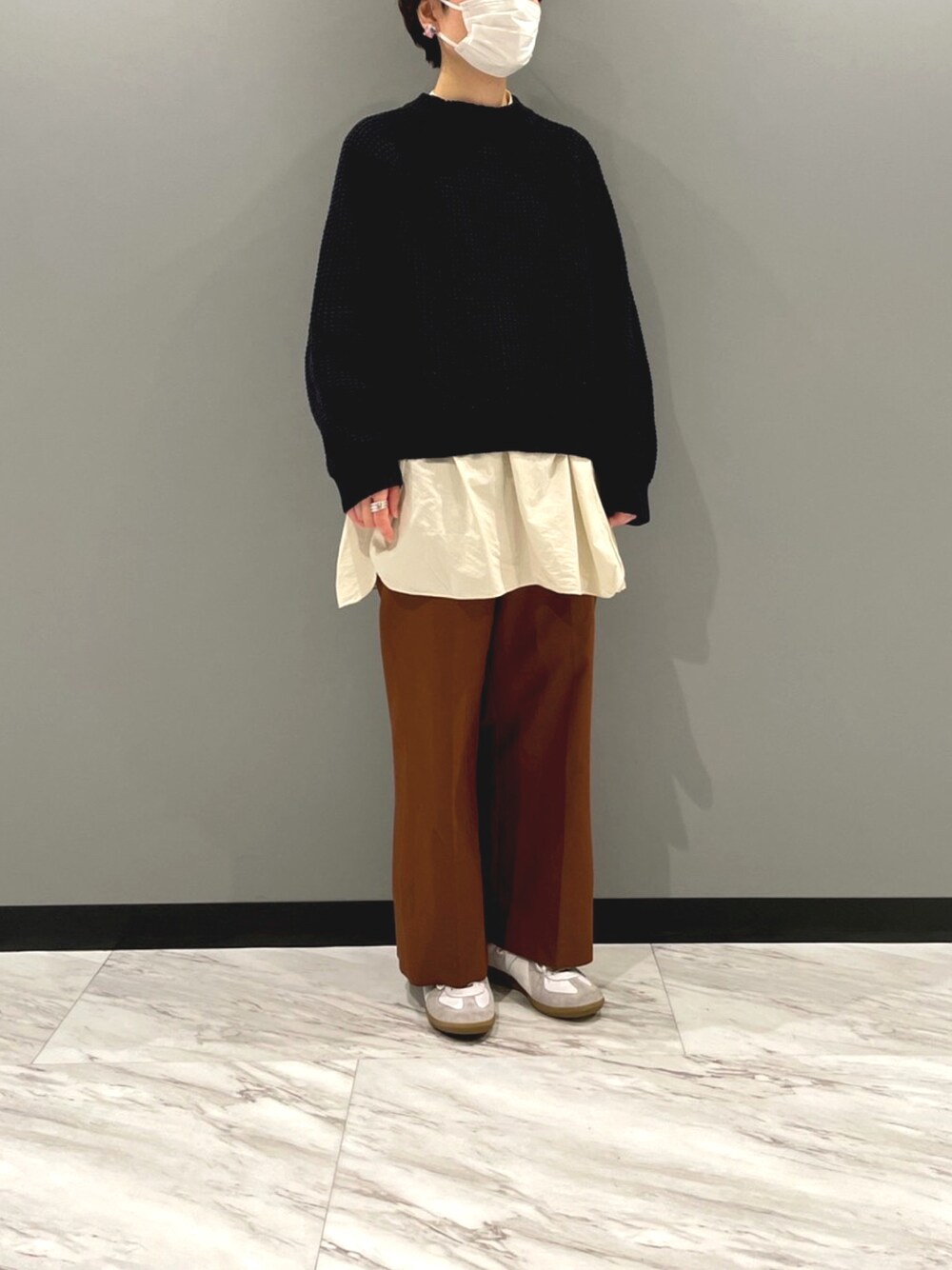「シンプルスタイル」｜「BEAMS BOYのBEAMS BOY / ソリッド ワイド スラックス（その他パンツ、ブラウン系）」を使った、yukaさん（レディース・163cm）の冬コーディネートの1枚目の写真
