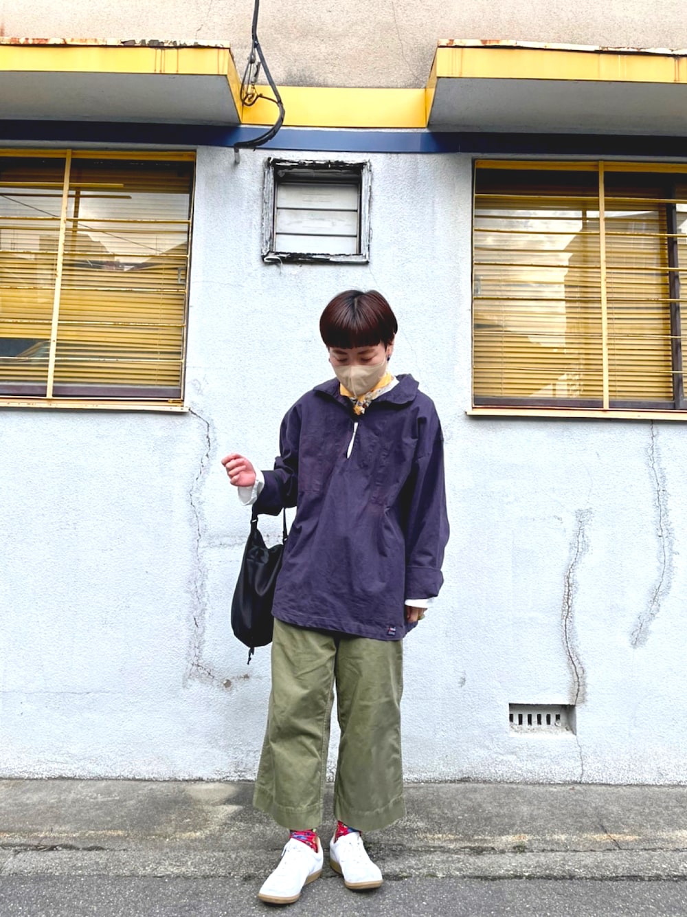 「フィッシャーマンスモック、カジュアルコーデ」｜「BEAMS BOYのアイテム（パンツ、グリーン系）」を使った、yukaさん（レディース・163cm）の春コーディネートの1枚目の写真
