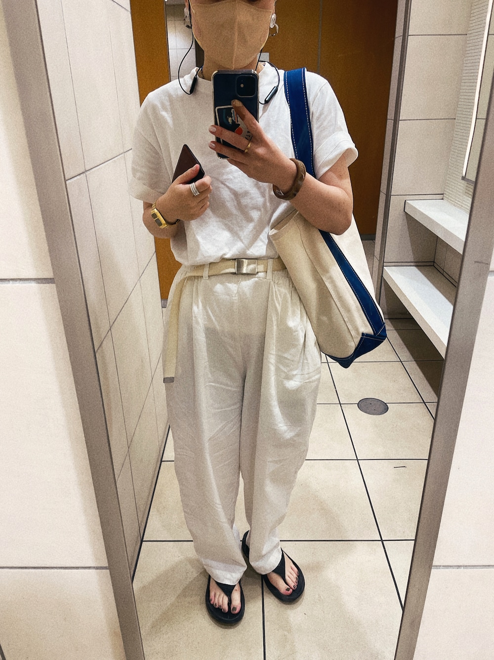 「真っ白、暑すぎる、暑すぎるけど服買った、HOKAONEONE」｜「TEMBEAのTEMBEA / テンベア：BAGUETTE TOTE：TMB-0501H[DEA]（トートバッグ、ベージュ系）」を使った、yukaさん（レディース・163cm）の夏コーディネートの1枚目の写真