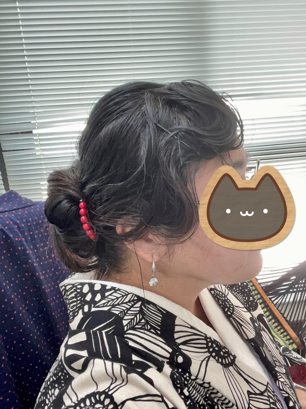ブラック系のヘアスタイリング/ヘアワックスを着用したレディースの冬コーディネートの1枚目の写真