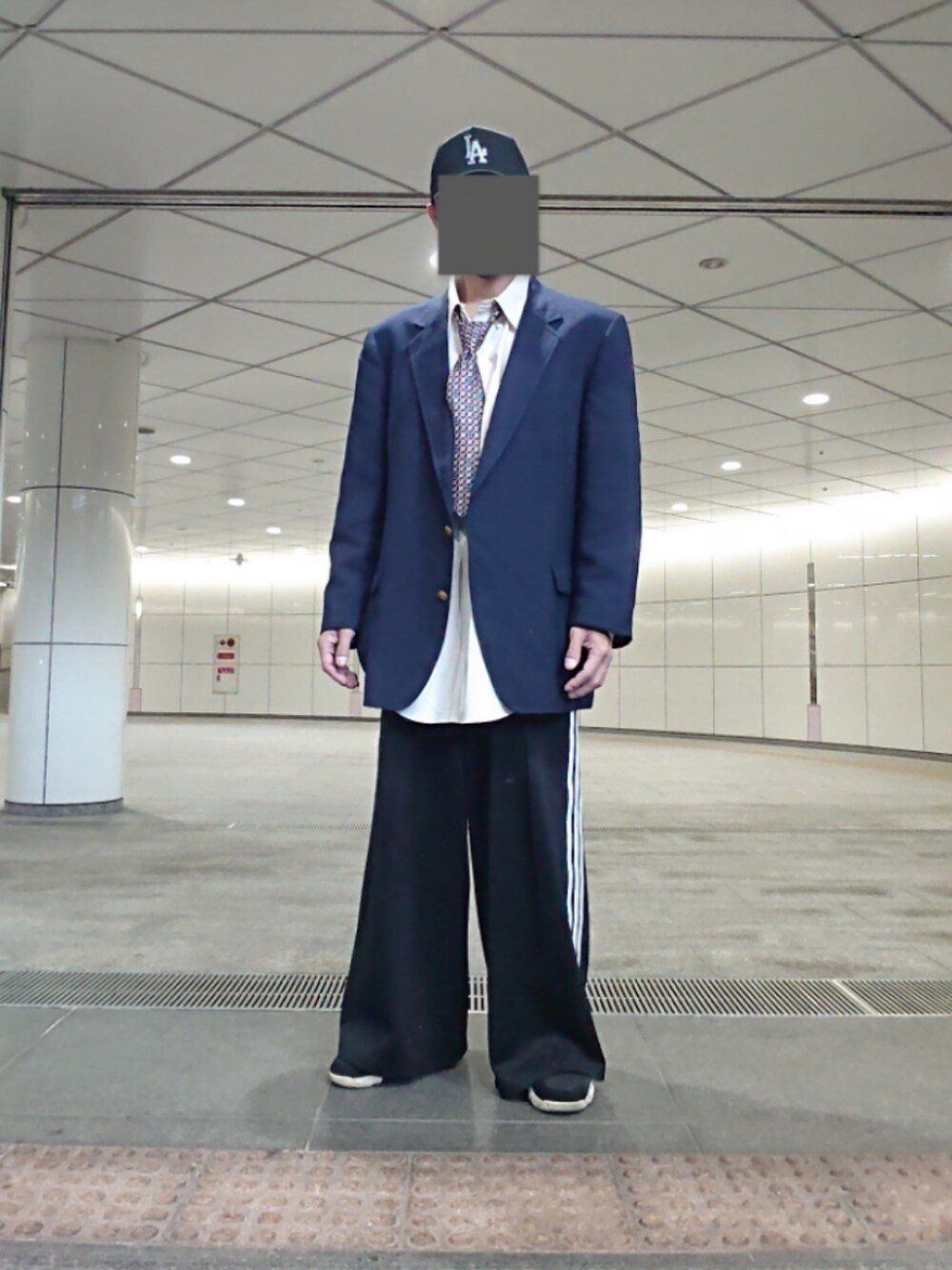 ブルー系のテーラードジャケット、ブラック系のその他パンツ、ブラック系のスニーカーを着用したメンズの春コーディネートの1枚目の写真