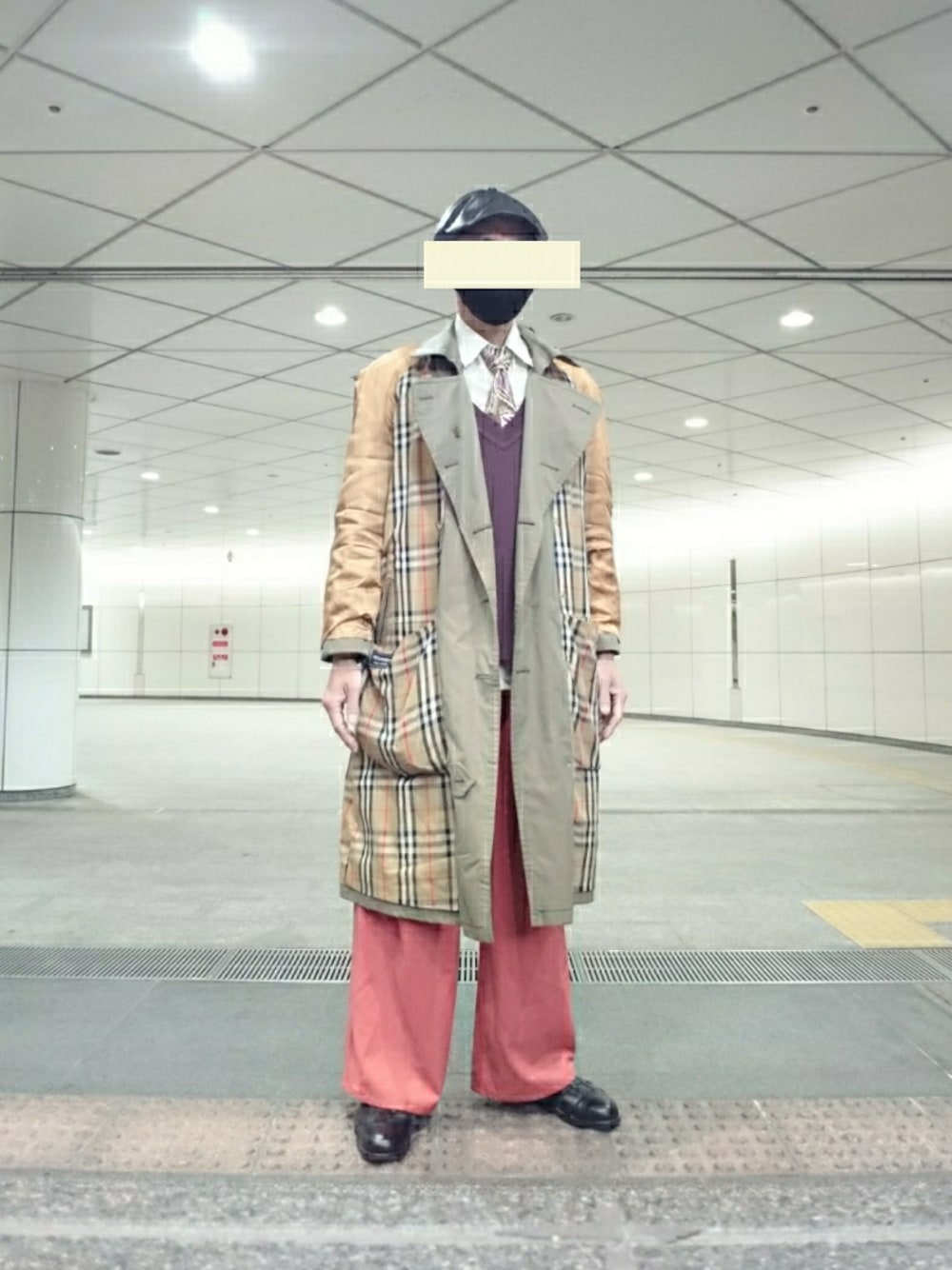 「ハンチング帽、トレンチコート、ニットベスト、ドレスシャツ、スラックス、カラーパンツ、グルカサンダル、WEGO、PAGEBOY、ブルックスブラザーズ、バーバリー、コーエン(coen)、BEAMS、インサイドアウト」｜「WEGOのWEGO/フェイクレザーハンチング（ハンチング/ベレー帽、ブラック系）」を使った、たっくんさん（メンズ・176cm）の春コーディネートの1枚目の写真