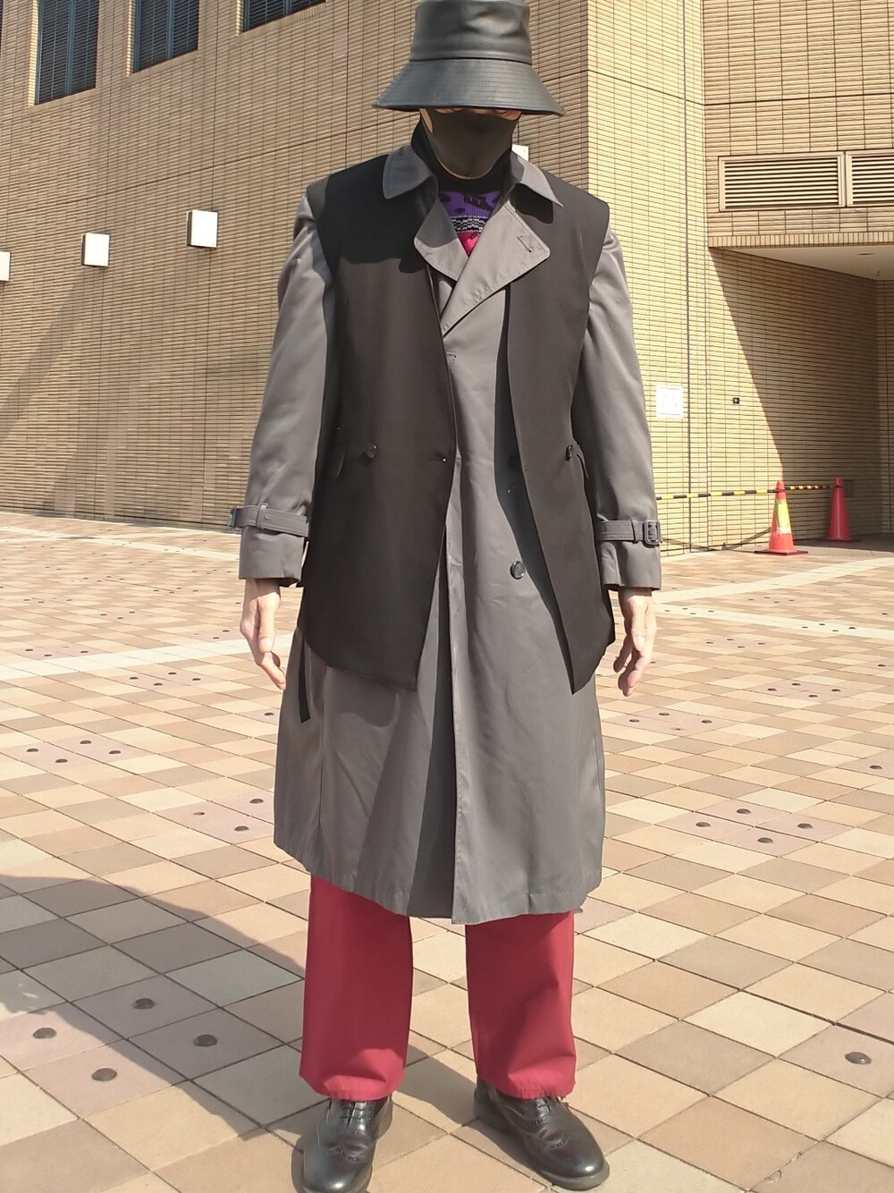 「バケットハット、トレンチコート、柄ニット、カラーパンツ、ドレスシューズ、ベスト、スピンズ、LONDONFOG、ジャーナルスタンダード、ドクターマーチン」｜「SPINNSのアイテム（ハット、ブラック系）」を使った、たっくんさん（メンズ・176cm）の春コーディネートの1枚目の写真