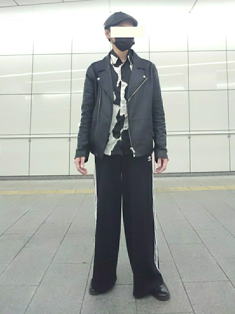「ハンチング帽、ライダースジャケット、レーザージャケット、柄シャツ、トラックパンツ、ドレスシューズ、モノトーン、WEGO、DR DENIM、5351 POUR LES HOMMES、アディダス、ドクターマーチン、アニマルフェス2022」｜「WEGOのWEGO/フェイクレザーハンチング（ハンチング/ベレー帽、ブラック系）」を使った、たっくんさん（メンズ・176cm）の秋コーディネートの1枚目の写真