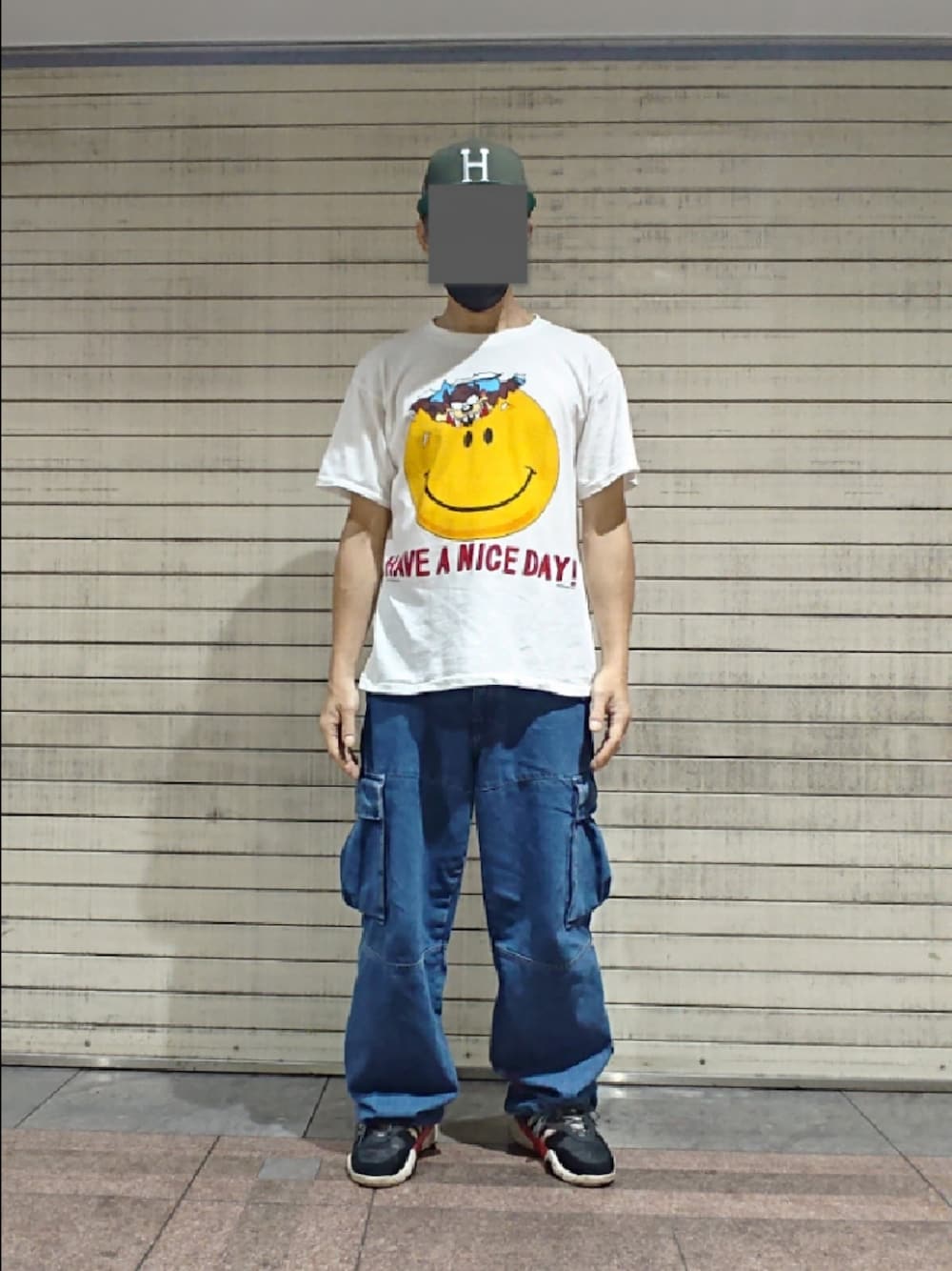 ホワイト系のTシャツ/カットソー、ブルー系のカーゴパンツ、ブラック系のスニーカーを着用したメンズの夏コーディネートの1枚目の写真