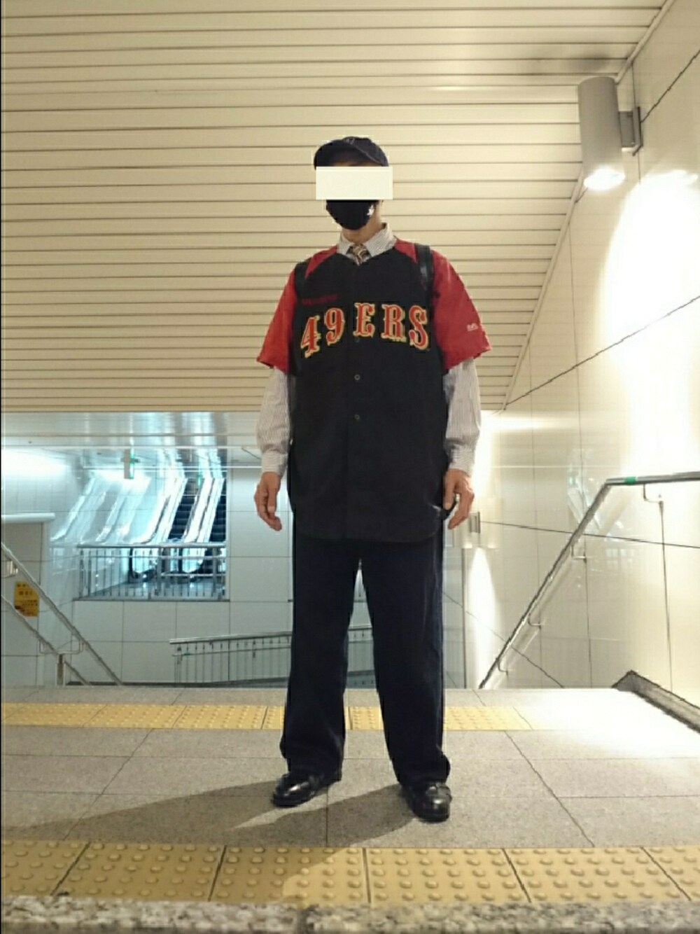 ブラック系のその他トップス、ブラック系のバックパック/リュック、ブルー系のデニムパンツを着用したメンズの春コーディネートの1枚目の写真