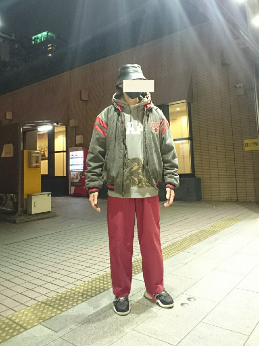 グレー系のパーカー、グレー系のブルゾン、レッド系のパンツを着用したメンズの冬コーディネートの1枚目の写真