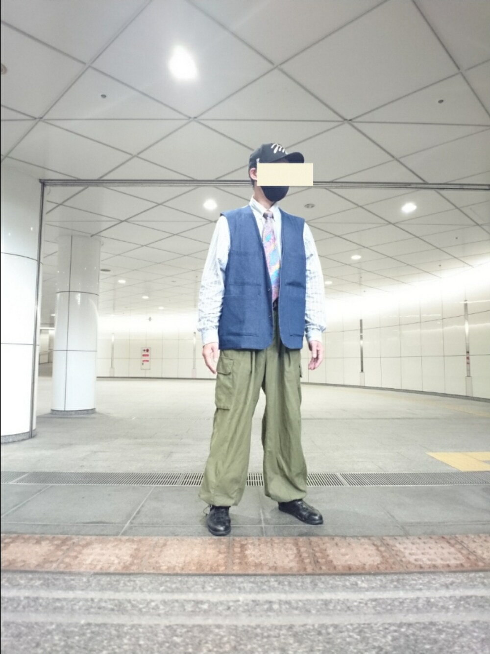 ブルー系のベスト、その他のシャツ/ブラウス、グリーン系のカーゴパンツを着用したメンズの夏コーディネートの1枚目の写真