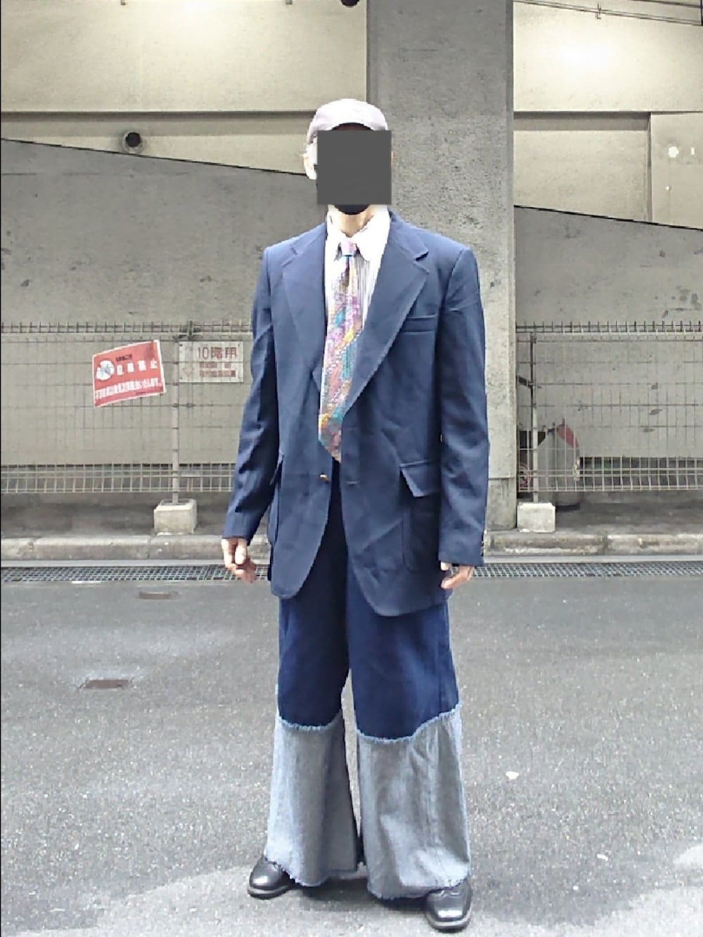 「キャップ、紺ブレ、ドレスシャツ、ネクタイ、ワイドデニム、ドレスシューズ、Y-3、SEARS、Missoni、ポロラルフローレン、SENSE OF PLACE by URBAN RESEAR、ドクターマーチン」｜「Y-3のアイテム（キャップ、ブラック系）」を使った、たっくんさん（メンズ・176cm）の冬コーディネートの1枚目の写真