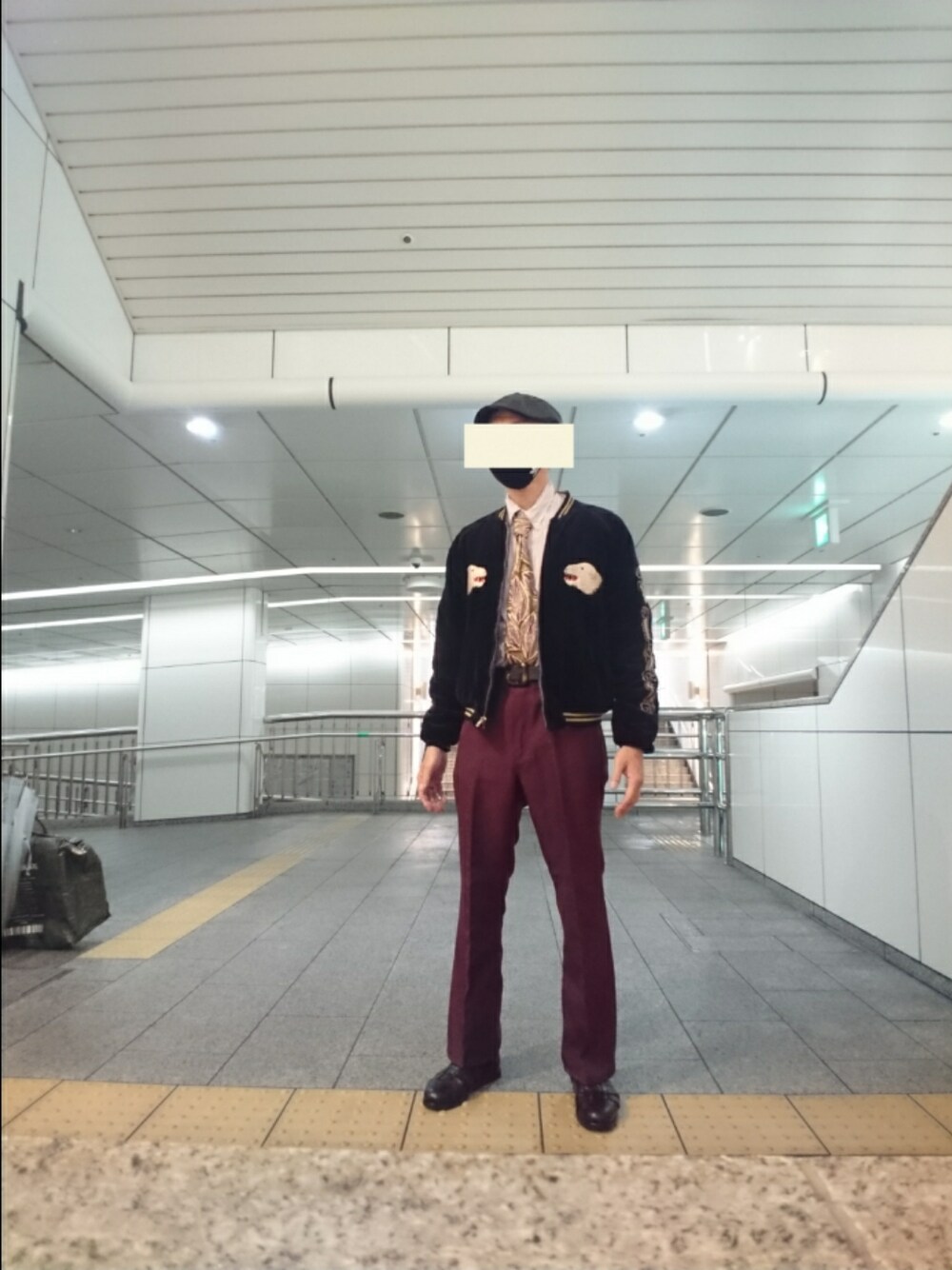 「ハンチング帽、スカジャン、ドレスシャツ、ネクタイ、ランチャーパンツ、グルカサンダル、WEGO、ポロラルフローレン、ニナリッチ、ラングラー、BEAMS」｜「WEGOのWEGO/フェイクレザーハンチング（ハンチング/ベレー帽、ブラック系）」を使った、たっくんさん（メンズ・176cm）の秋コーディネートの1枚目の写真