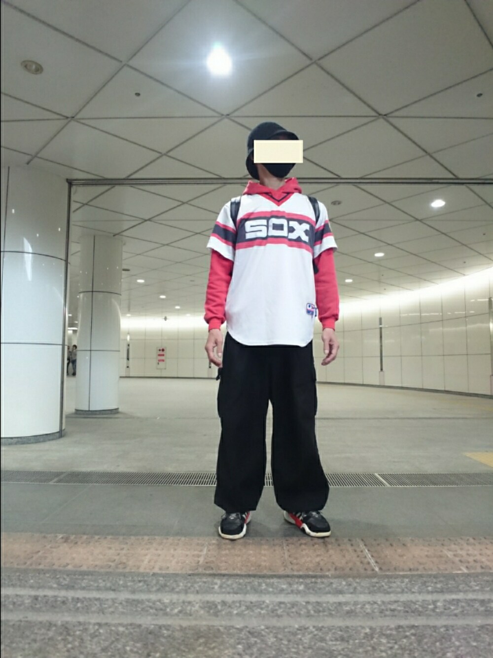 「ハット、ゲームシャツ、パーカー、カーゴパンツ、スニーカー、ストリート、MLB、シカゴホワイトソックス、チャンピオン、Majestic、レイジブルー、アレキサンダーワン×アディダス、KENZO」｜「clearのコーデュロイバケットハット ≪2022AW新作≫（ハット、ブラック系）」を使った、たっくんさん（メンズ・176cm）の春コーディネートの1枚目の写真
