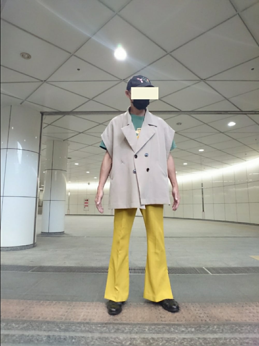 ベージュ系のベスト、イエロー系のその他パンツ、ブラック系のサンダルを着用したメンズの夏コーディネートの1枚目の写真