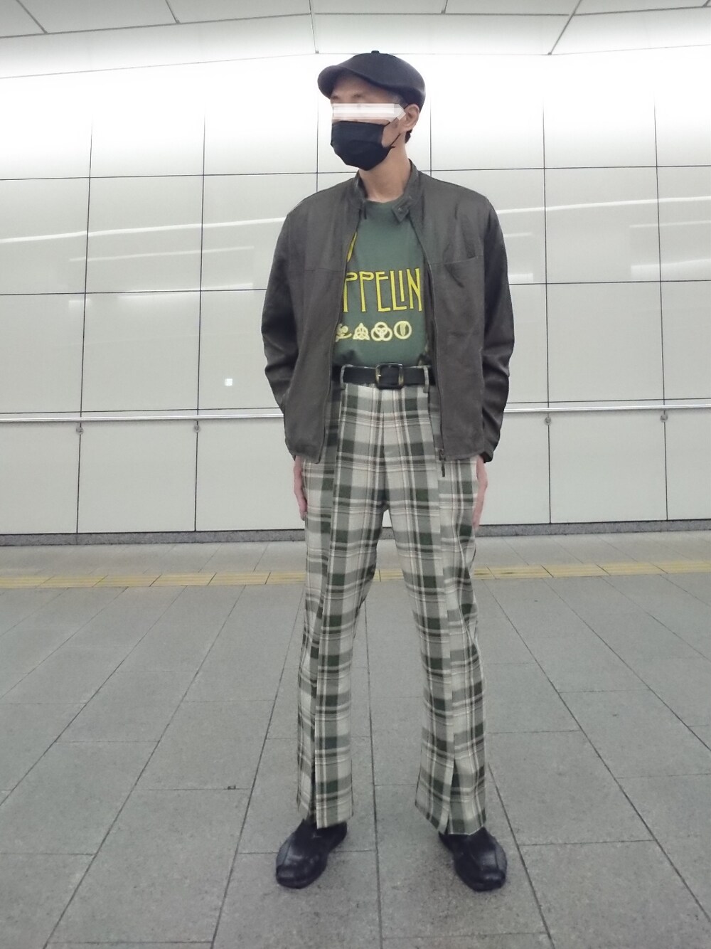 グリーン系のTシャツ/カットソー、グリーン系のライダースジャケット、グリーン系のスラックスを着用したメンズの秋コーディネートの1枚目の写真