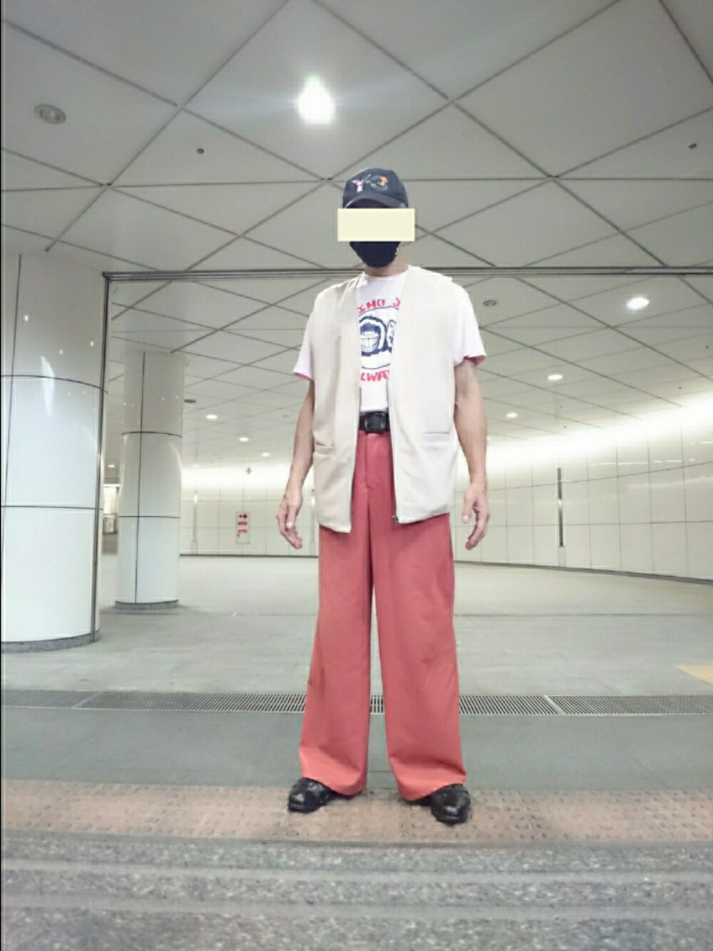 ピンク系のTシャツ/カットソー、ベージュ系のベスト、ブラウン系のその他パンツを着用したメンズの夏コーディネートの1枚目の写真
