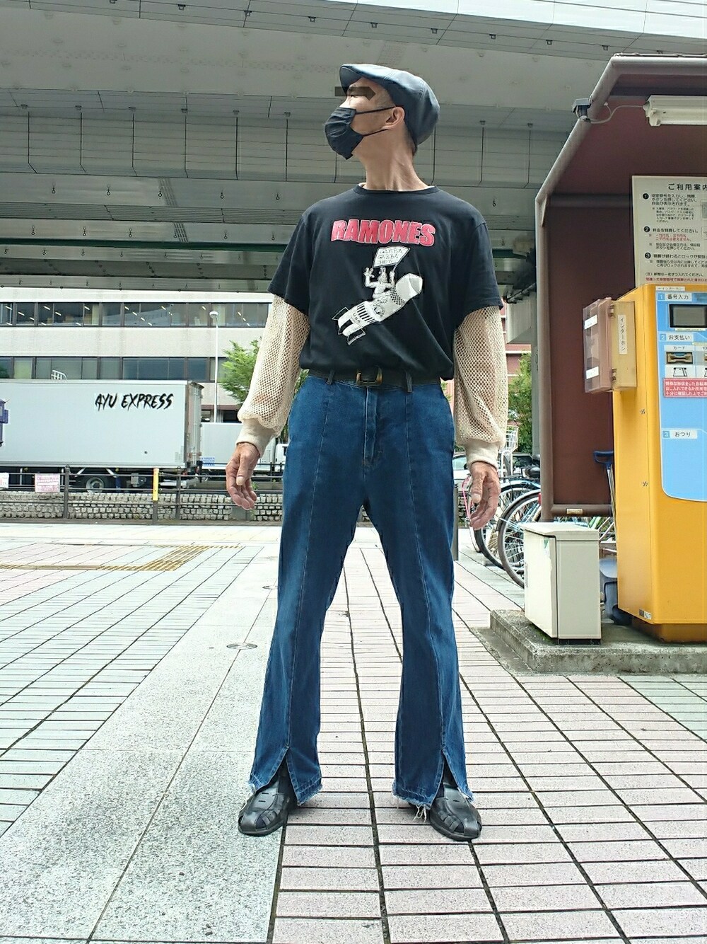 ブラック系のTシャツ/カットソー、ホワイト系のTシャツ/カットソー、ブルー系のその他パンツを着用したメンズの夏コーディネートの1枚目の写真