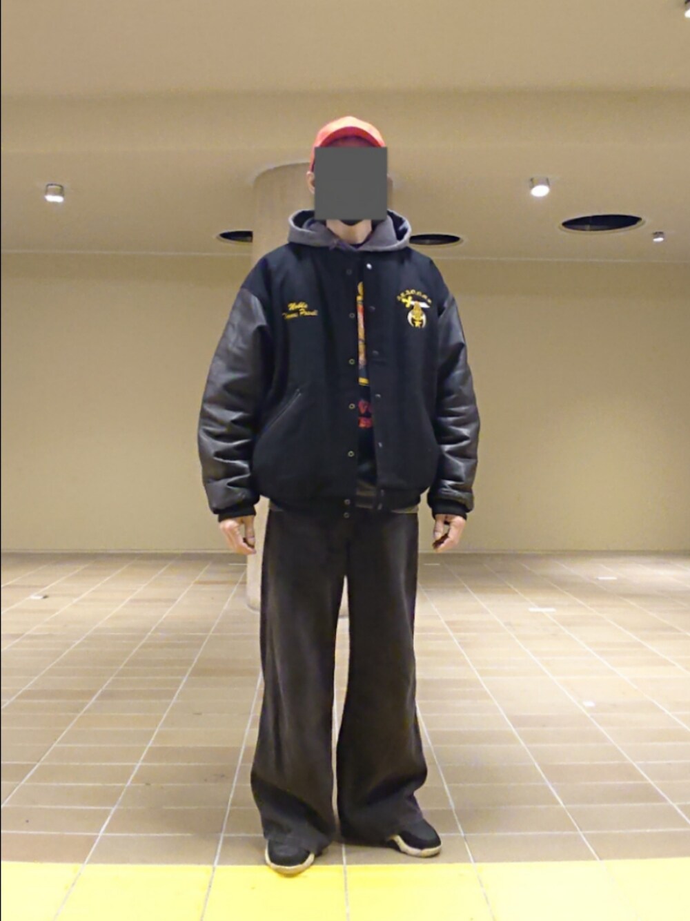 「キャップ、パーカー、スタジャン、ワイドデニム、スニーカー、Y-3、チャンピオン、game sportswear、H&M、アレキサンダーワン×アディダス、ストリート」｜「Y-3のY-3 LOGO CAP（キャップ、レッド系）」を使った、たっくんさん（メンズ・176cm）の春コーディネートの1枚目の写真