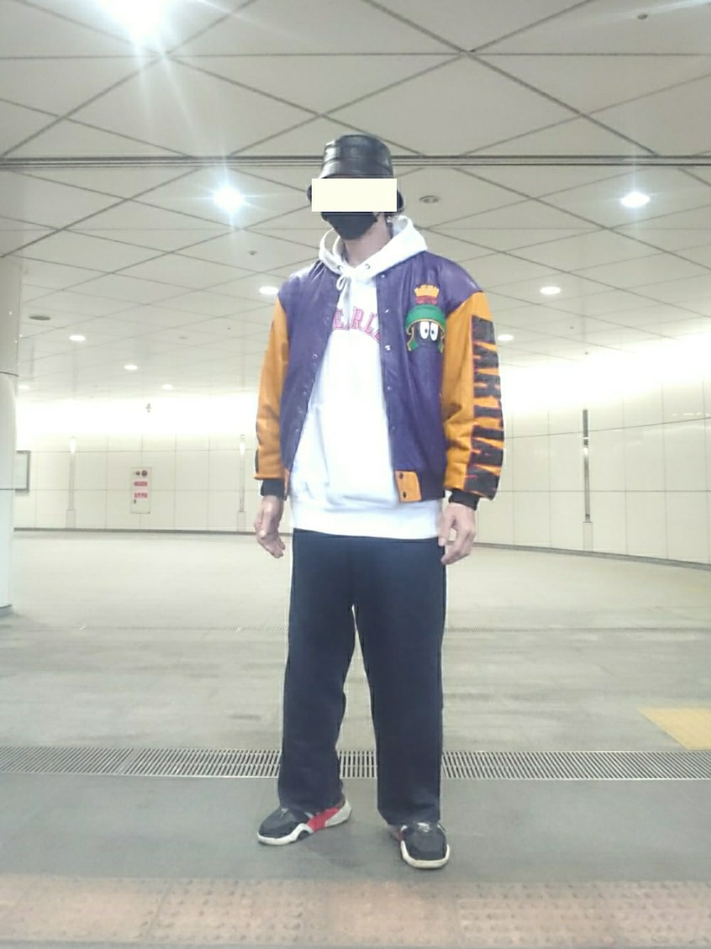 パープル系のジャケット/アウター、ブルー系のデニムパンツ、ブラック系のスニーカーを着用したメンズの春コーディネートの1枚目の写真