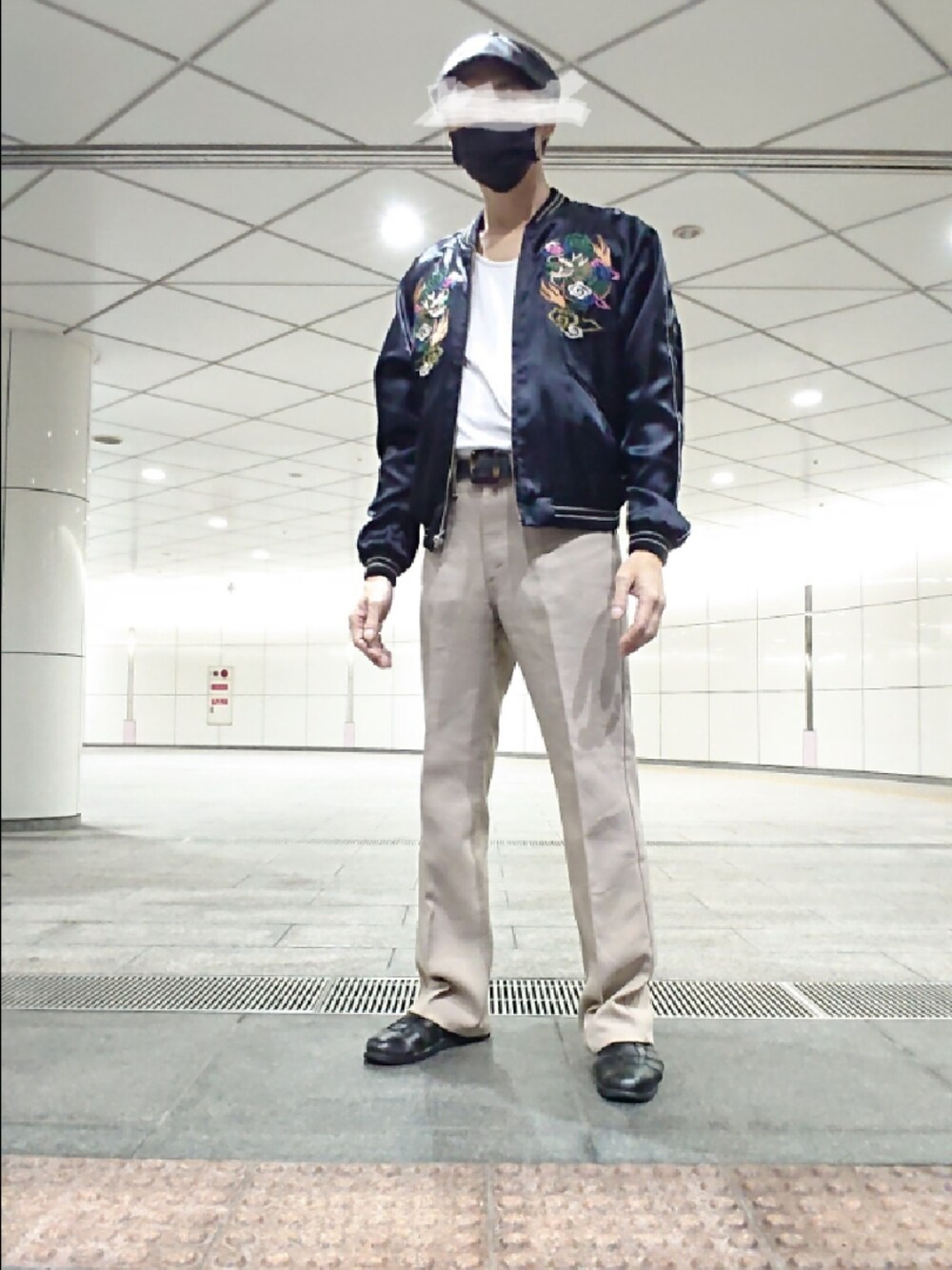 「ハンチング帽、タンクトップ、スカジャン、スラックス、スタプレ、グルカサンダル、WEGO、H&M、TAILOR TOYO、リーバイス、BEAMS」｜「WEGOのWEGO/フェイクレザーハンチング（ハンチング/ベレー帽、ブラック系）」を使った、たっくんさん（メンズ・176cm）の秋コーディネートの1枚目の写真