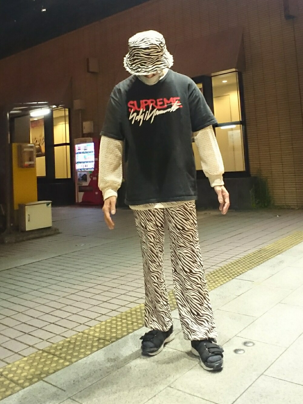 「バケットハット、Tシャツ、メッシュトップス、スリットパンツ、スポサン、ゼブラ柄、WEGO、シュプリーム×ヨウジヤマモト、clear、ルイス(Lui's)、しましまフェス2022」｜「WEGOのアイテム（ハット、ホワイト系）」を使った、たっくんさん（メンズ・176cm）の春コーディネートの1枚目の写真