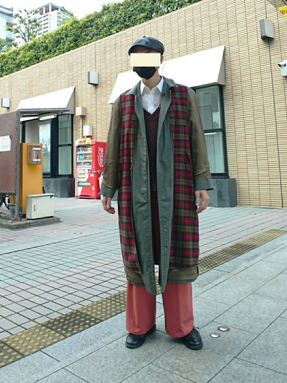 「ハンチング帽、ステンカラーコート、ドレスシャツ、ニットベスト、カラーパンツ、ワイドパンツ、スラックス、WEGO、PAGEBOY、ブルックスブラザーズ、コーエン(coen)、ドクターマーチン、ドレスシューズ」｜「WEGOのWEGO/フェイクレザーハンチング（ハンチング/ベレー帽、ブラック系）」を使った、たっくんさん（メンズ・176cm）の冬コーディネートの1枚目の写真
