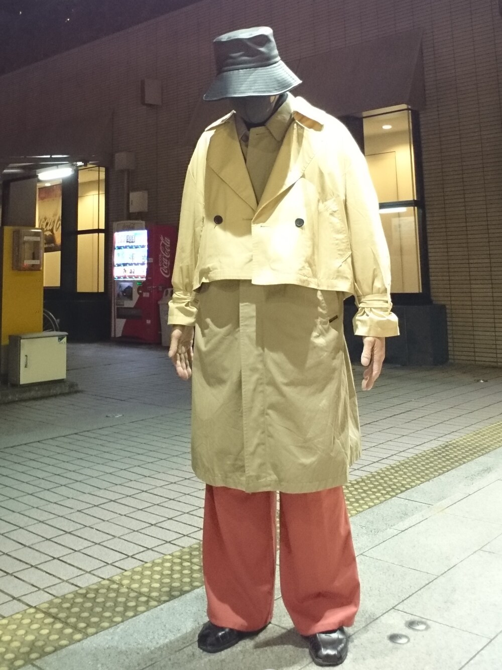 ベージュ系のその他アウター、ベージュ系のステンカラーコート、ブラウン系のその他パンツを着用したメンズの冬コーディネートの1枚目の写真