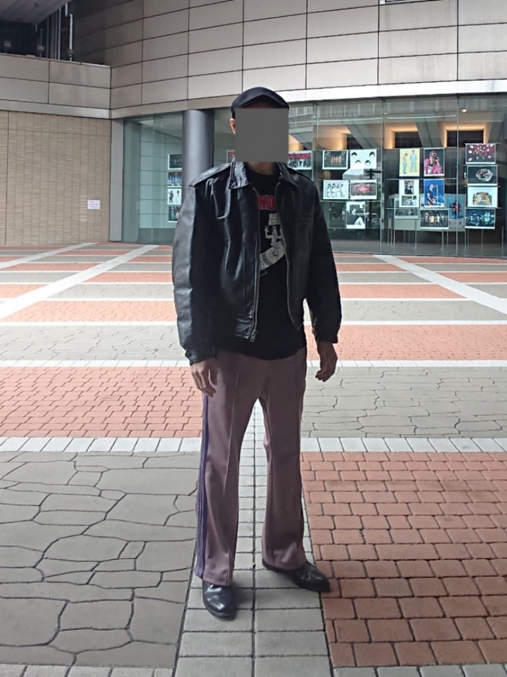 「ハンチング帽、バンドT、レザージャケット、トラックパンツ、ドレスシューズ、カンゴール、Admiral Sportswear、RAMONES、ニードルス、BOSTONIAN」｜「KANGOLのKANGOL（カンゴール）WOOL 504/ウールハンチング/ベレー帽 メンズ レディース（ハンチング/ベレー帽、ブラック系）」を使った、たっくんさん（メンズ・176cm）の春コーディネートの1枚目の写真