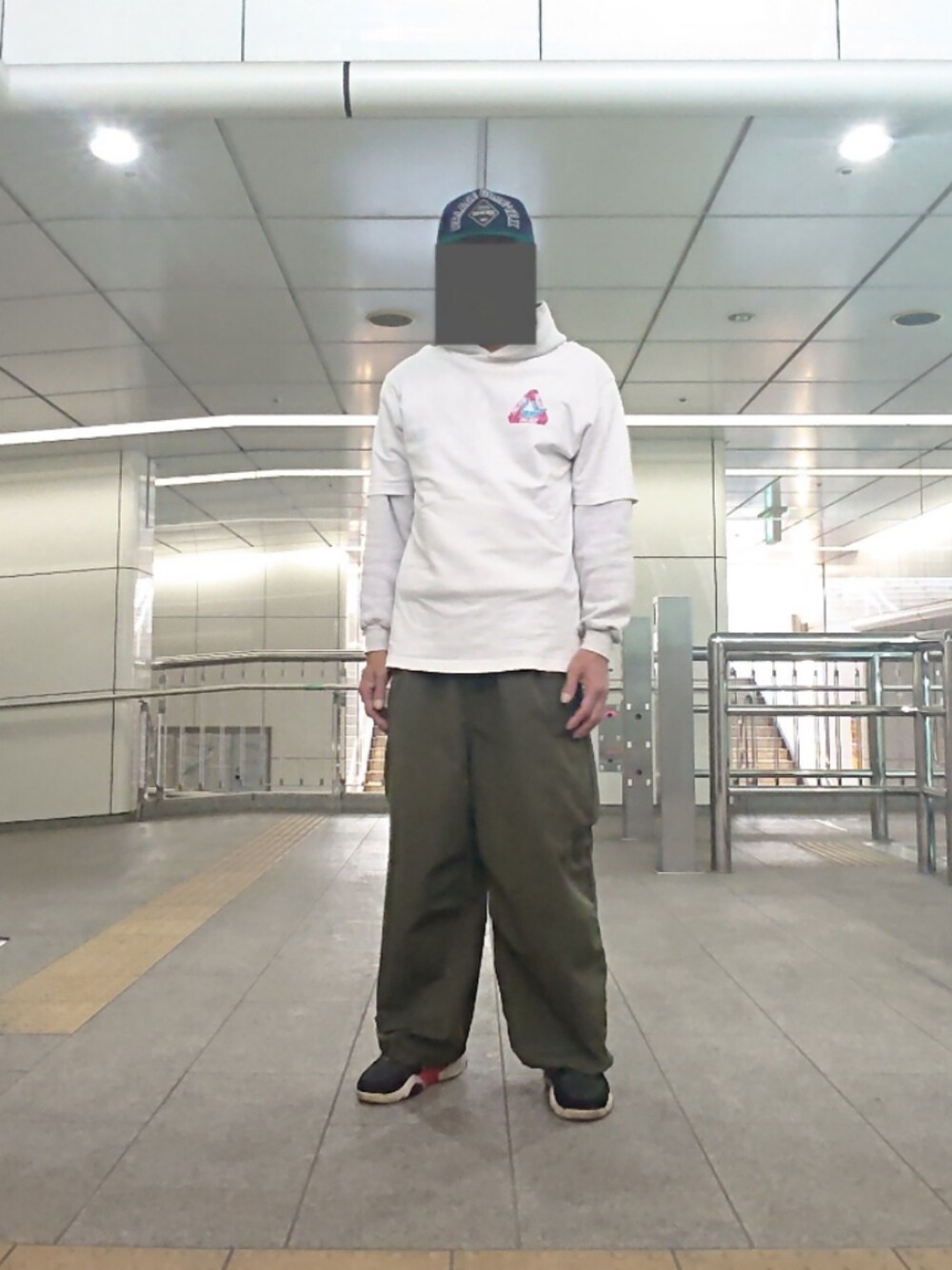 「キャップ、パーカー、Tシャツ、カーゴパンツ、スニーカー、ストリート、レイヤード、palace、SOFFE、フリークスストア(FREAK'S STORE)、アレキサンダーワン×アディダス」｜「PALACEのアイテム（Tシャツ/カットソー、ホワイト系）」を使った、たっくんさん（メンズ・176cm）の春コーディネートの1枚目の写真