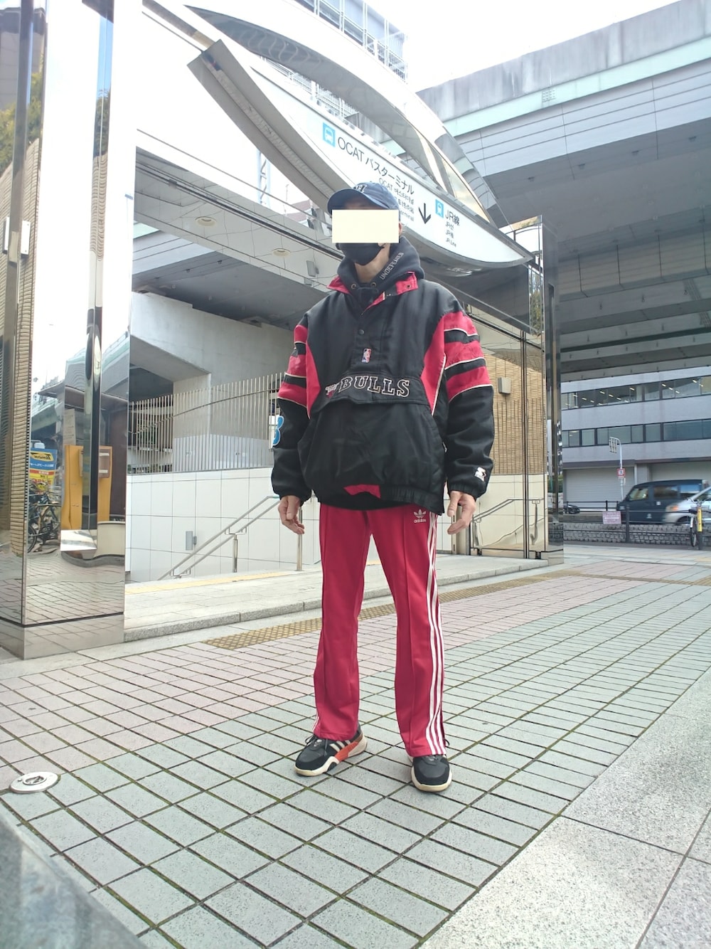 ブラック系のパーカー、ブラック系のその他アウター、レッド系のその他パンツを着用したメンズの冬コーディネートの1枚目の写真