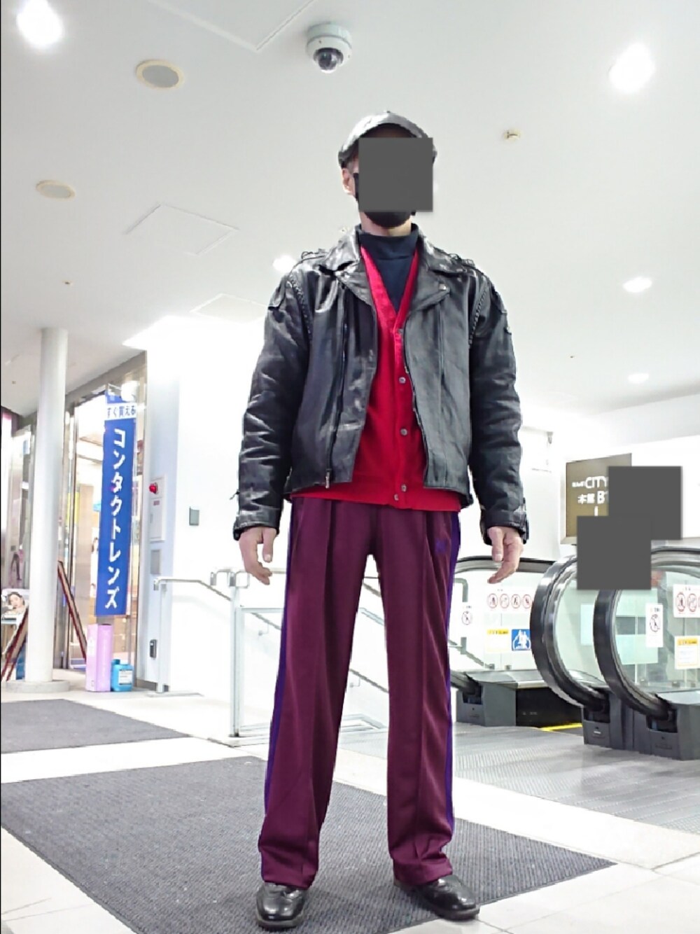 ブラック系のライダースジャケット、レッド系のその他パンツ、ブラック系のドレスシューズを着用したメンズの冬コーディネートの1枚目の写真