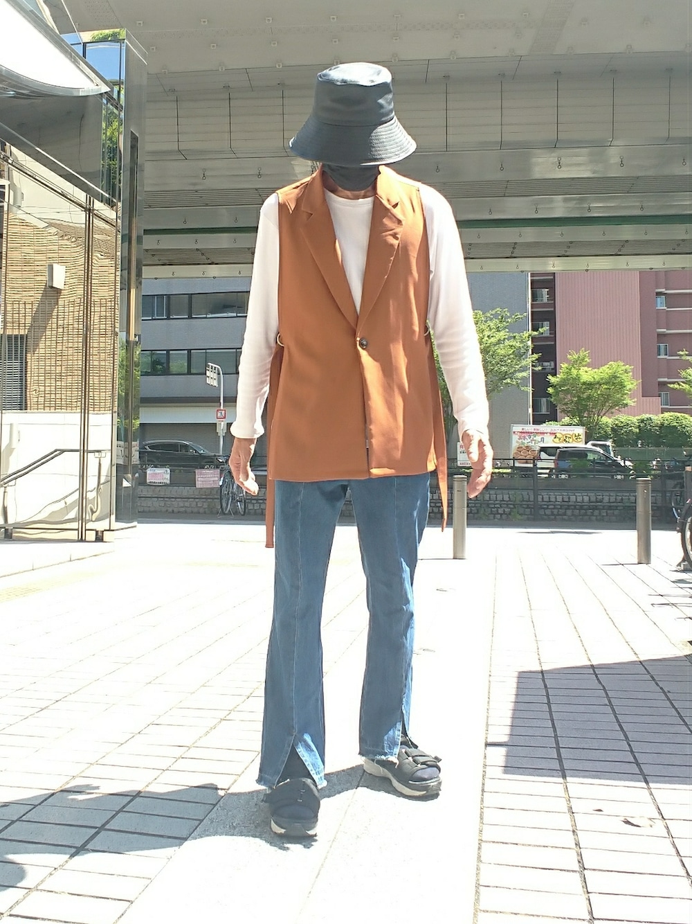 「バケットハット、スリットベスト、スリットデニム、フレアデニム、スポサン、ロングTシャツ、スピンズ、ELENCARE DUE、beamsdot、ルイス(Lui's)、GU、レイヤード、デニムフェス2022」｜「SPINNSのフェイクレザーツバヒロバケットハット（ハット、ブラック系）」を使った、たっくんさん（メンズ・176cm）の夏コーディネートの1枚目の写真