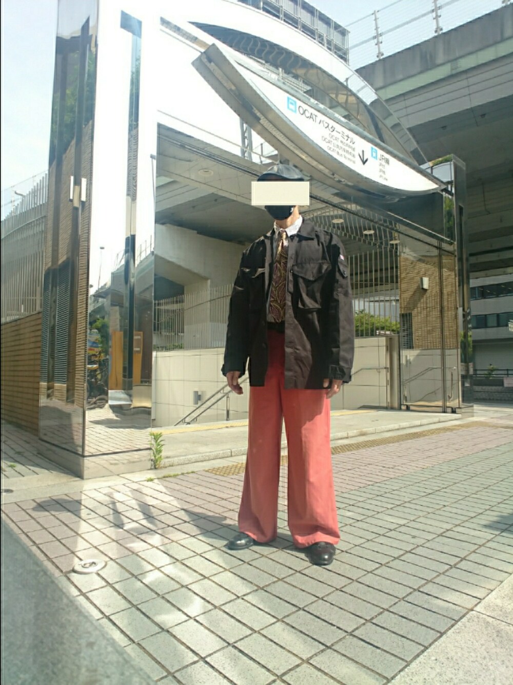 その他のシャツ/ブラウス、ブラック系のシャツ/ブラウス、ブラウン系のその他パンツを着用したメンズの春コーディネートの1枚目の写真
