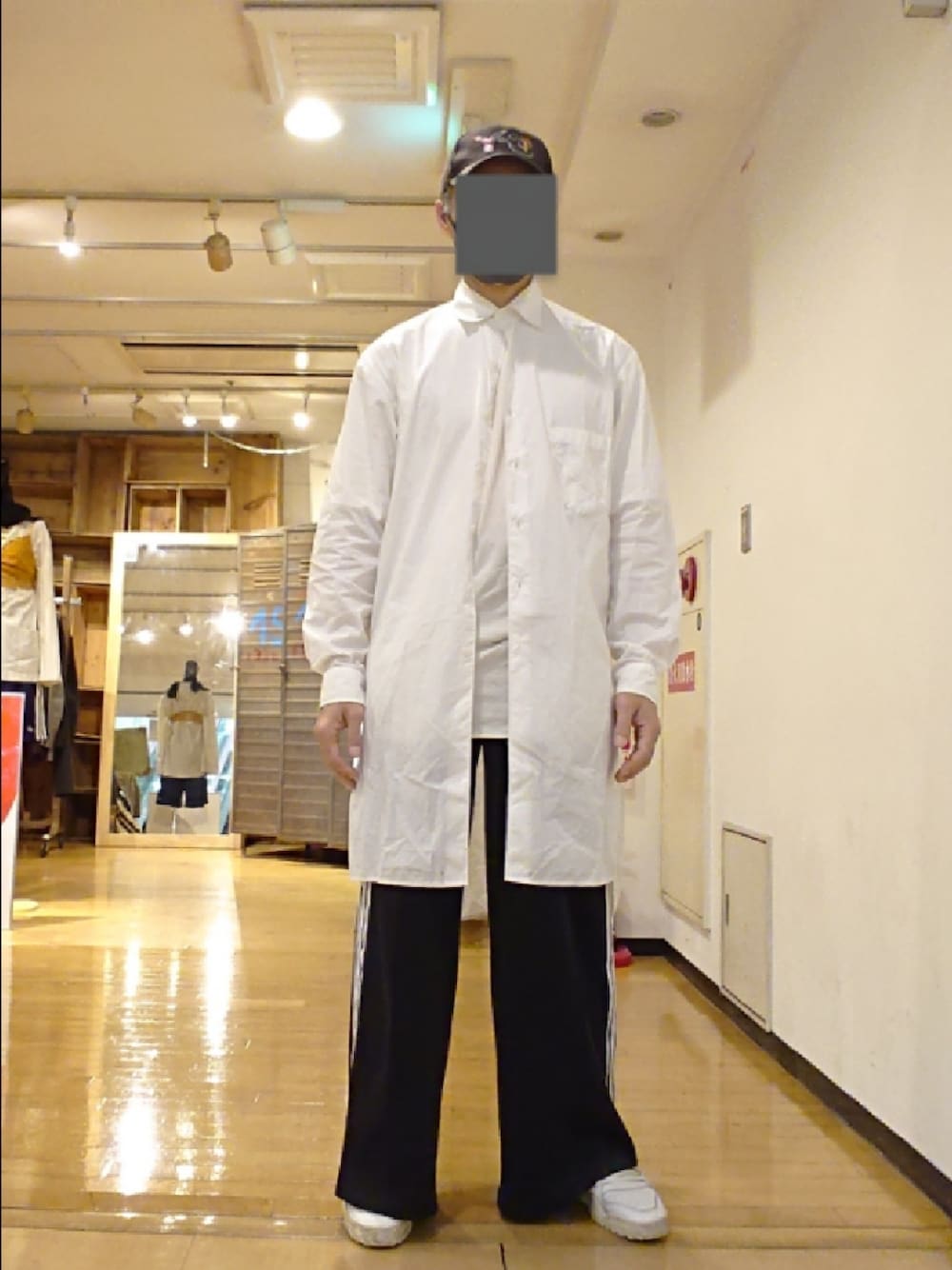 ホワイト系のシャツ/ブラウス、ホワイト系のTシャツ/カットソー、ブラック系のその他パンツを着用したメンズの春コーディネートの1枚目の写真