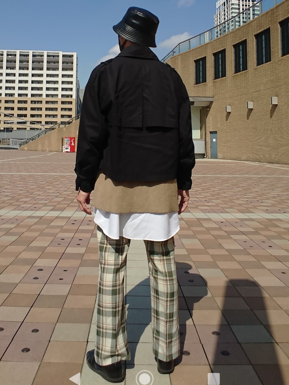 「バケットハット、ショートトレンチ、ニットベスト、ロング丈シャツ、スリットパンツ、チェック柄、WEGO、ITEMS URBANRESEARCH、GU、レトロガール」|「WEGOのアイテム(ハット、ブラック系)」を使った、たっくんさん(メンズ・176cm)の春コーディネートの2枚目の写真