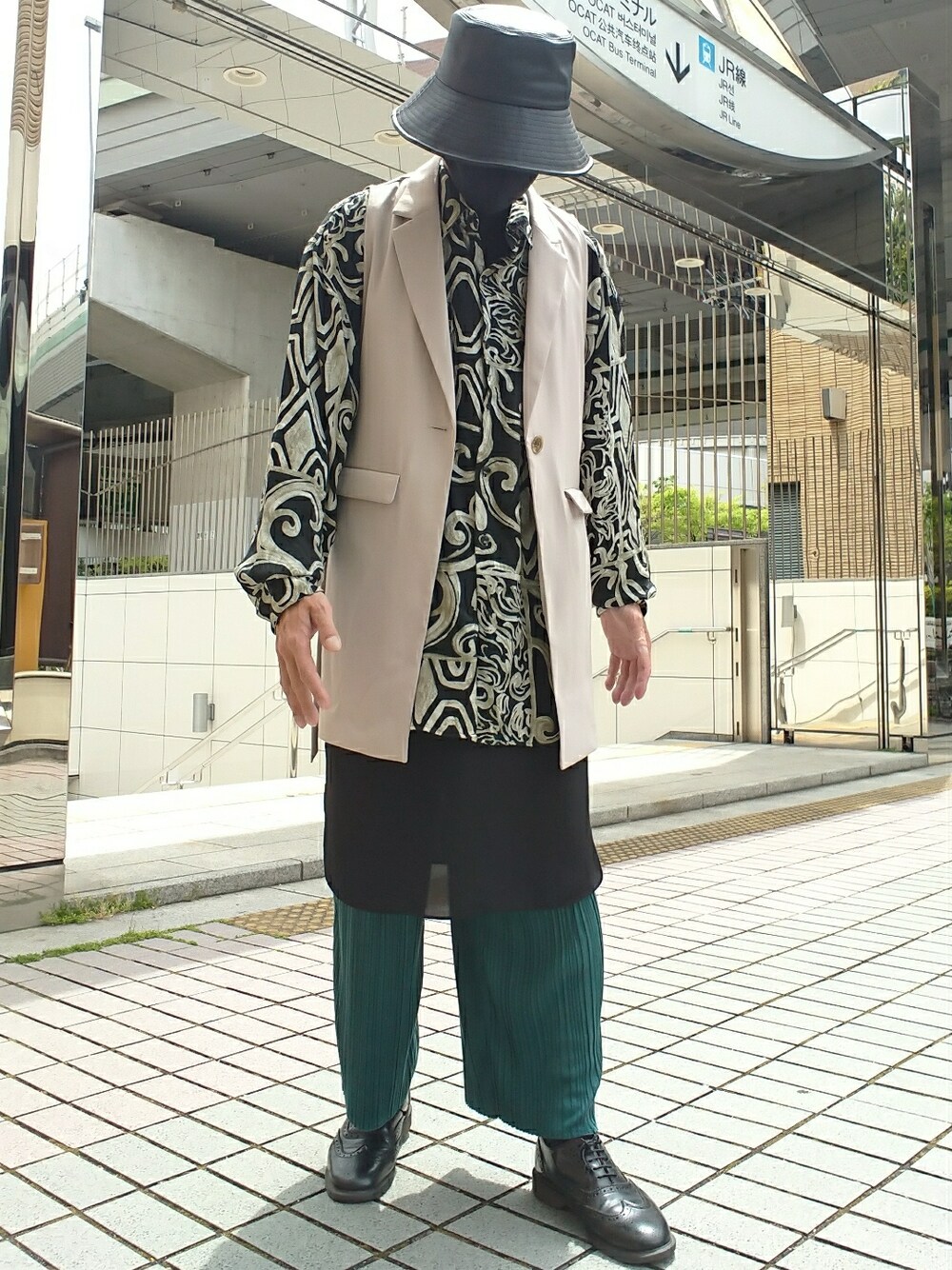 ベージュ系のその他アウター、ブラック系のシャツ/ブラウス、グリーン系のその他パンツを着用したメンズの春コーディネートの1枚目の写真