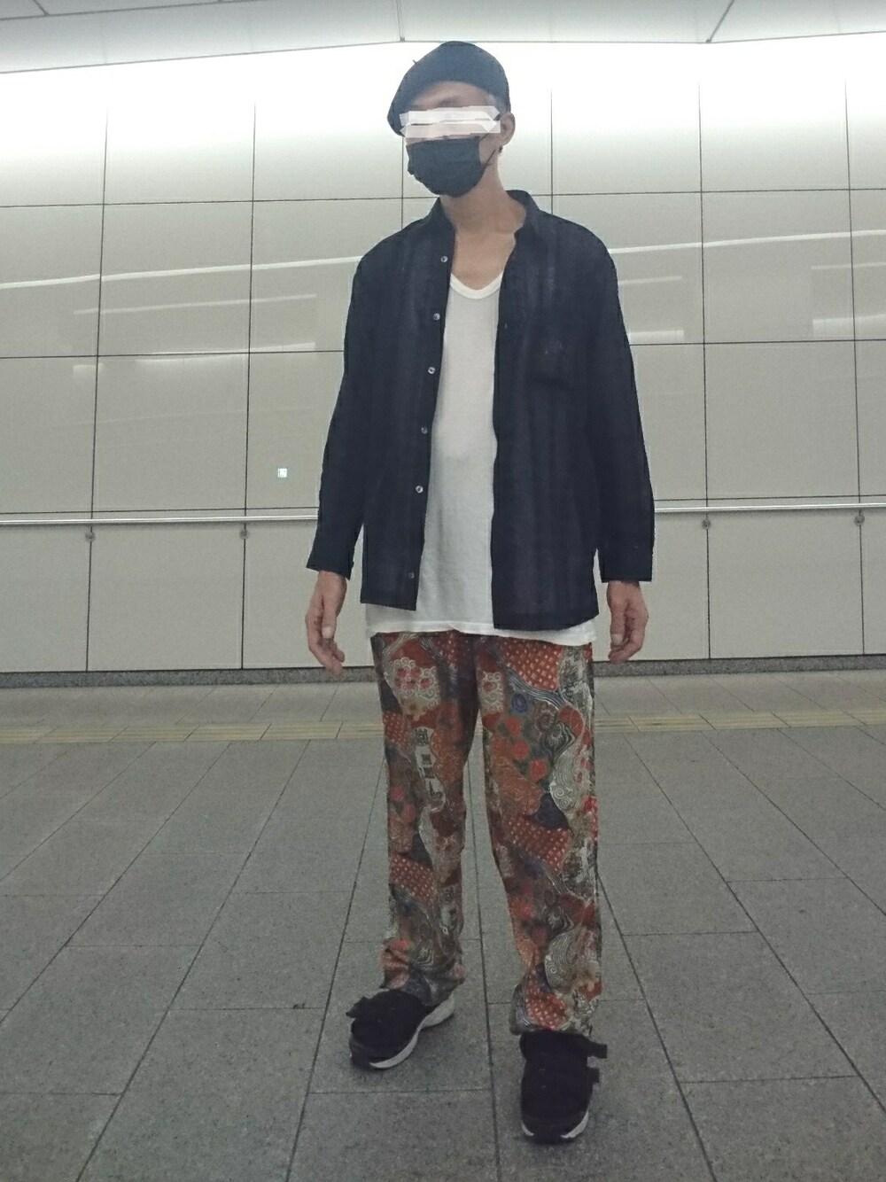 「ベレー帽、シアーシャツ、タンクトップ、柄パンツ、サンダル、agnes b.、TOP ACE、アレキサンダーワン、MAGIC MUSHROOM、ルイス(Lui's)」｜「agnes b.のKB19 BERET　ラメ糸ベレー帽（ハンチング/ベレー帽、ブラック系）」を使った、たっくんさん（メンズ・176cm）の秋コーディネートの1枚目の写真