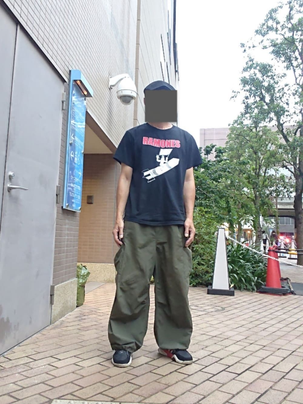 「ハンチング帽、バンドT、カーゴパンツ、スニーカー、カジュアル、KANGOL、RAMONES、フリークスストア(FREAK'S STORE)、アレキサンダーワン×アディダス」｜「KANGOLのKANGOL（カンゴール）WOOL 504/ウールハンチング/ベレー帽 メンズ レディース（ハンチング/ベレー帽、ブラック系）」を使った、たっくんさん（メンズ・176cm）の夏コーディネートの1枚目の写真
