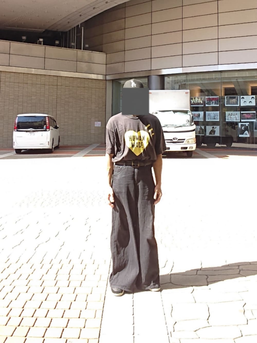 ブラック系のTシャツ/カットソー、ブラック系のデニムパンツ、ブラック系のスニーカーを着用したメンズの夏コーディネートの1枚目の写真