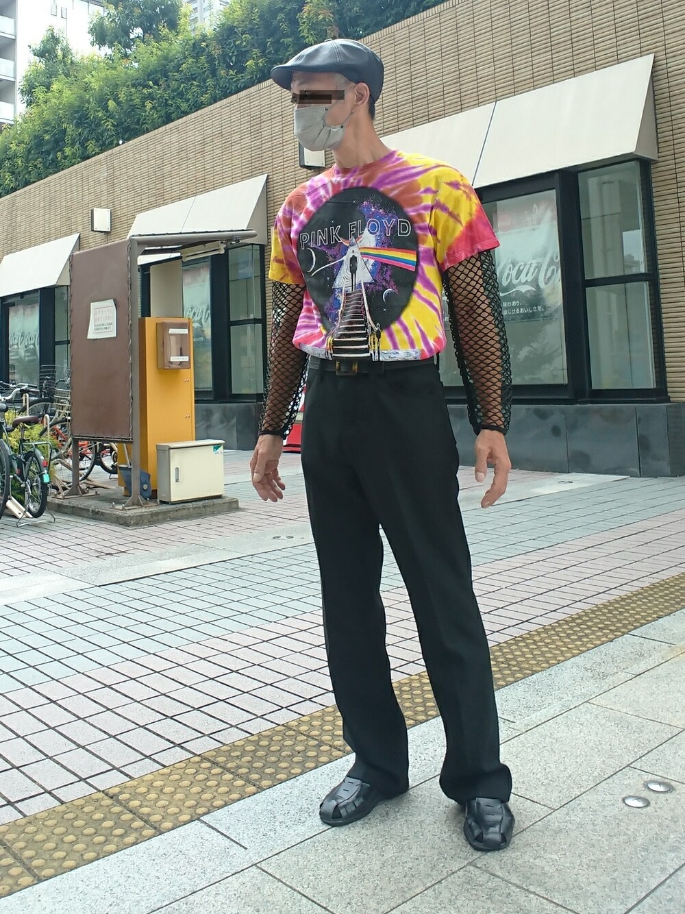 「ハンチング帽、バンドT、タイダイ柄、ランチャーパンツ、グルカサンダル、レイヤード、メッシュトップス、WEGO、Pink Floyd、ラングラー、チェコ軍、夏のTシャツフェス」｜「WEGOのWEGO/フェイクレザーハンチング（ハンチング/ベレー帽、ブラック系）」を使った、たっくんさん（メンズ・176cm）の夏コーディネートの1枚目の写真