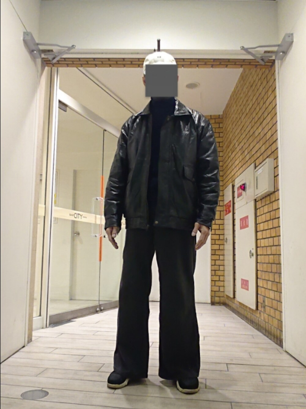 「キャップ、レザージャケット、タートルネック、ワイドデニム、スニーカー、Y-3、US古着、GU、H&M、アレキサンダーワン×アディダス」｜「Y-3のY-3 SQL CAP（キャップ、ホワイト系）」を使った、たっくんさん（メンズ・176cm）の冬コーディネートの1枚目の写真