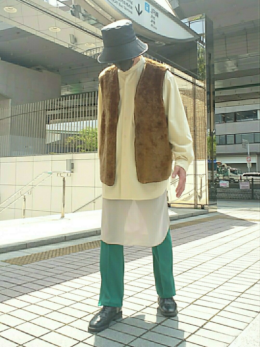 ブラウン系のベスト、グリーン系のスラックス、ブラック系のドレスシューズを着用したメンズの春コーディネートの1枚目の写真