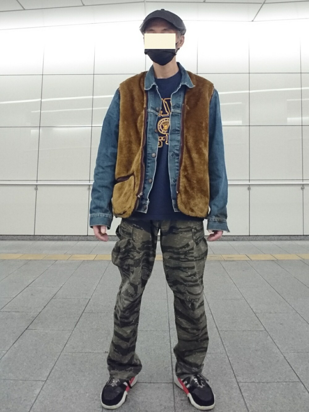 ブラウン系のベスト、ブルー系のTシャツ/カットソー、ブルー系のデニムジャケットを着用したメンズの秋コーディネートの1枚目の写真